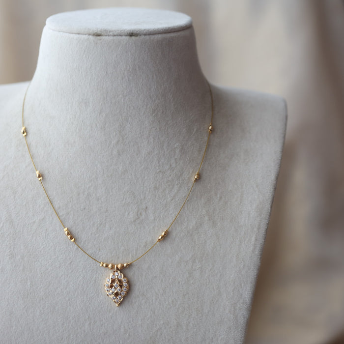 Heritage white stone invisible short necklace IN6899