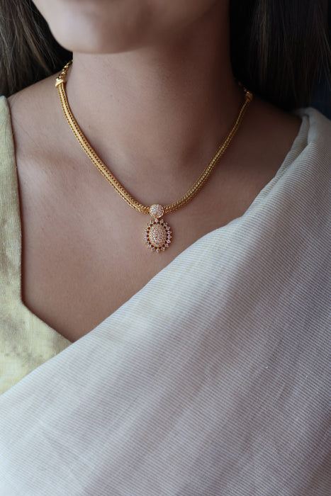 Heritage gold plated white stone short necklace H7381