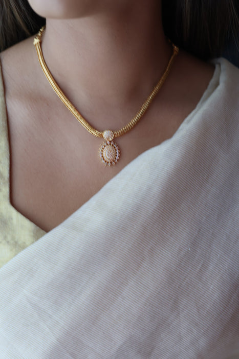 Heritage gold plated white stone short necklace H7381