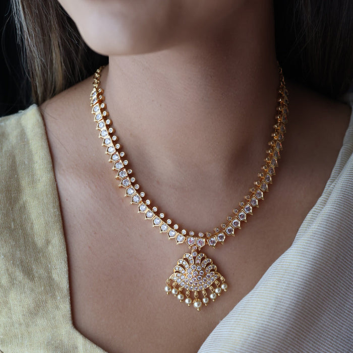 Heritage gold plated white stone short necklace with H9023