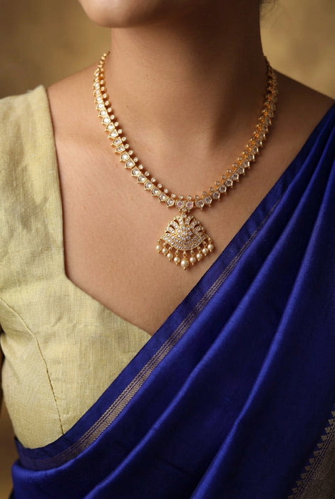 Heritage gold plated white stone short necklace with H9023