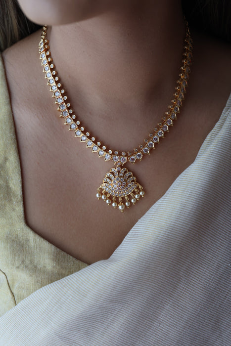 Heritage gold plated white stone short necklace with H9023