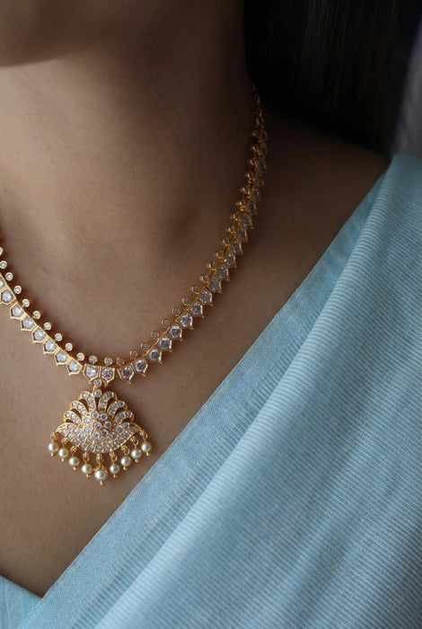 Heritage gold plated white stone short necklace with H9023