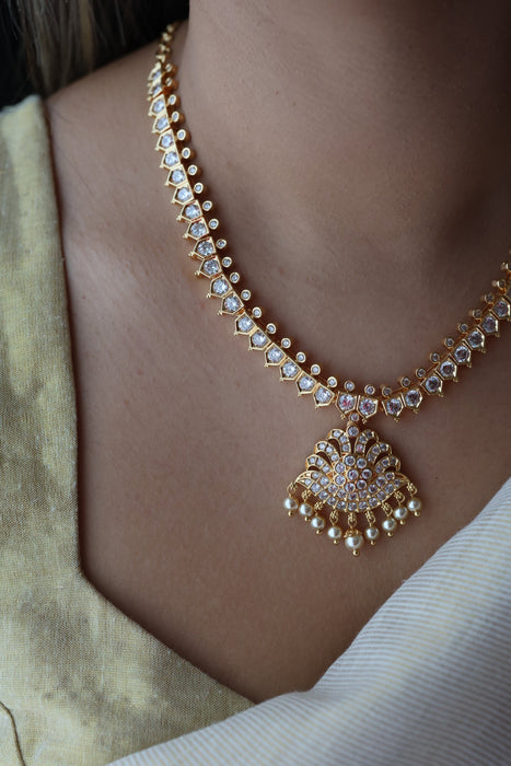 Heritage gold plated white stone short necklace with H9023