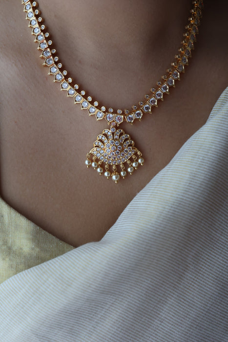Heritage gold plated white stone short necklace with H9023