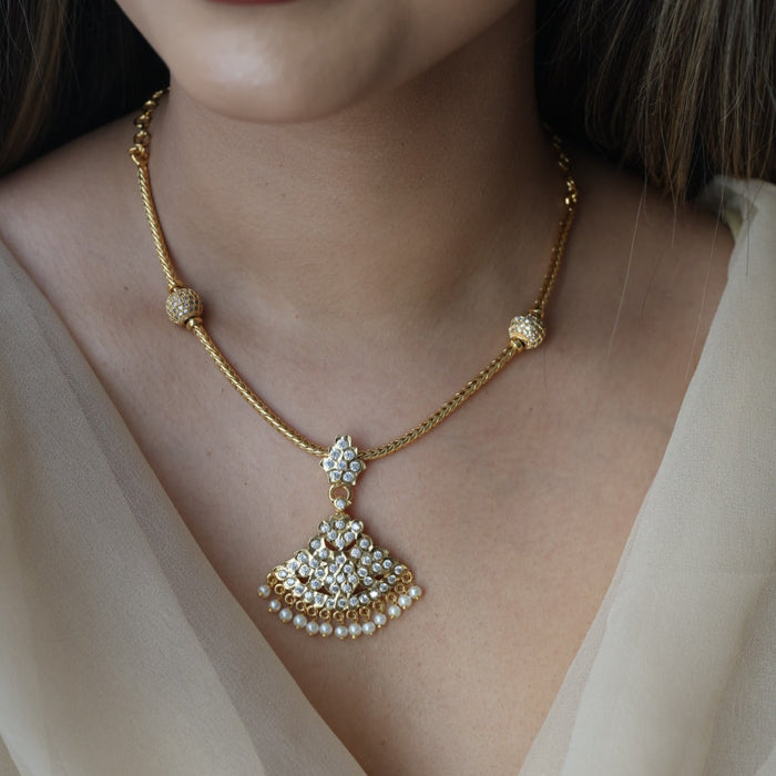 Heritage gold plated white stone short necklace H6355