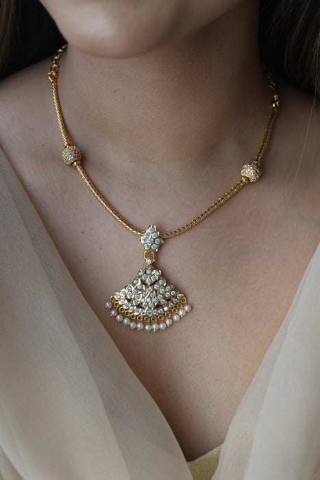 Heritage gold plated white stone short necklace H6355