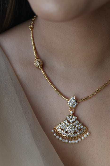 Heritage gold plated white stone short necklace H6355