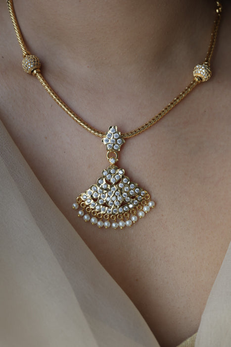 Heritage gold plated white stone short necklace H6355