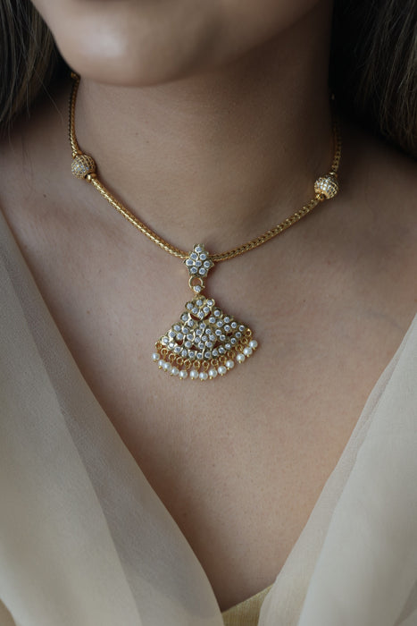 Heritage gold plated white stone short necklace H6355