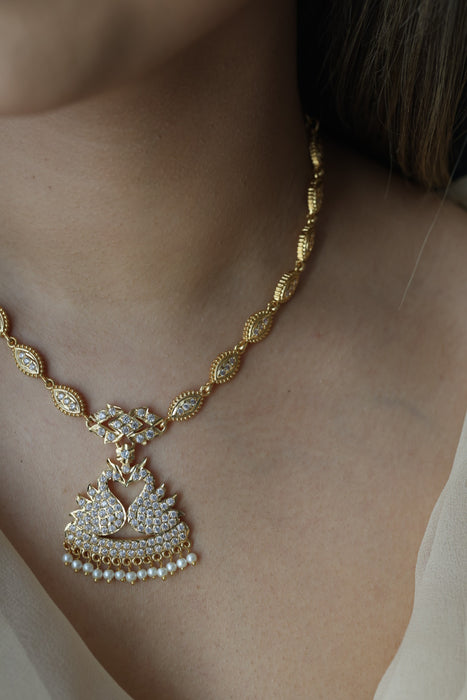 Heritage gold plated white stone short necklace H2056
