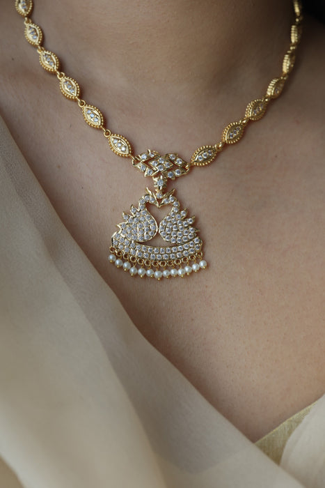 Heritage gold plated white stone short necklace H2056