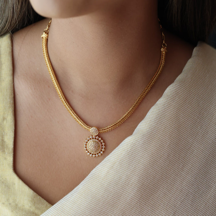 Heritage gold plated white stone short necklace H844