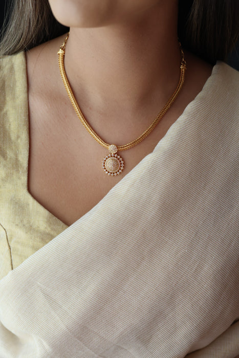 Heritage gold plated white stone short necklace H844