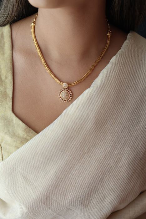 Heritage gold plated white stone short necklace H844