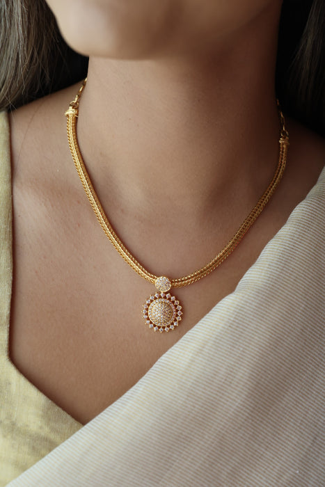 Heritage gold plated white stone short necklace H844