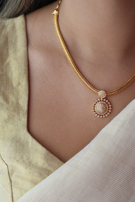 Heritage gold plated white stone short necklace H844