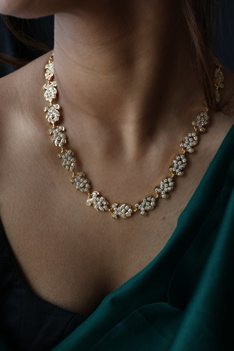 Heritage white stone gold plated stone short necklace H5140