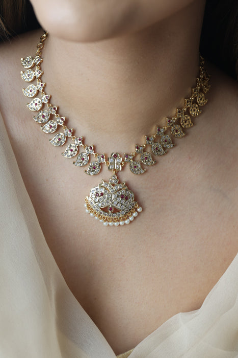 Heritage gold plated white stone short necklace H001123