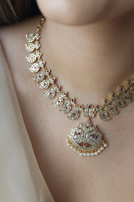 Heritage gold plated ruby white stone short necklace H799