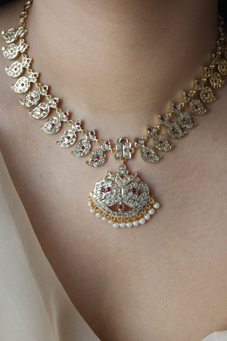 Heritage gold plated white stone short necklace H001123