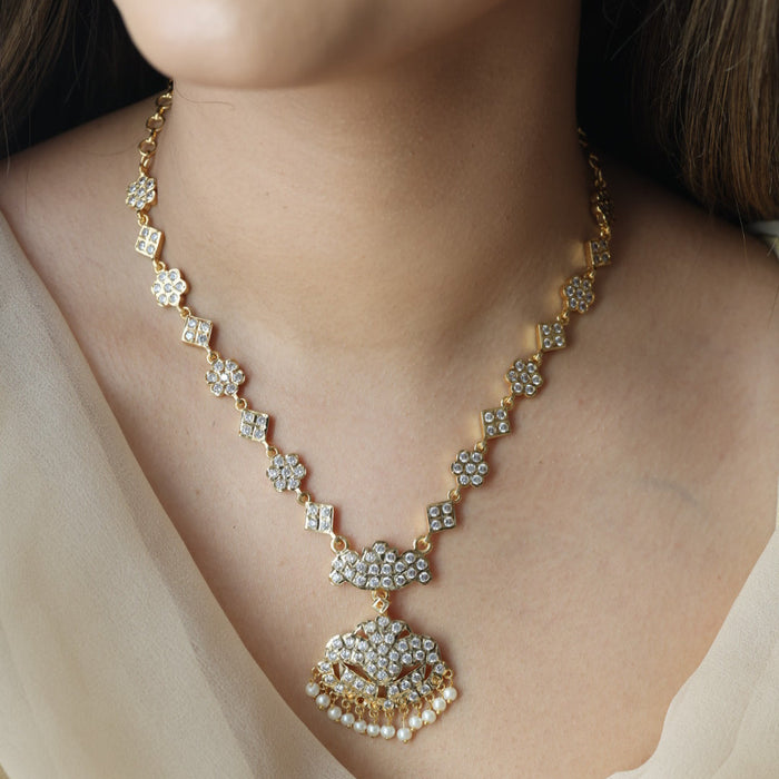 Heritage gold plated white stone short necklace H1289