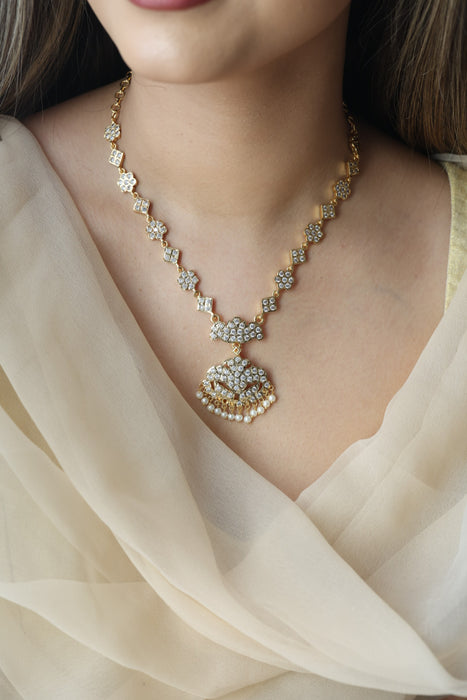 Heritage gold plated white stone short necklace H1289