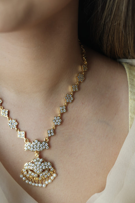Heritage gold plated white stone short necklace H1289