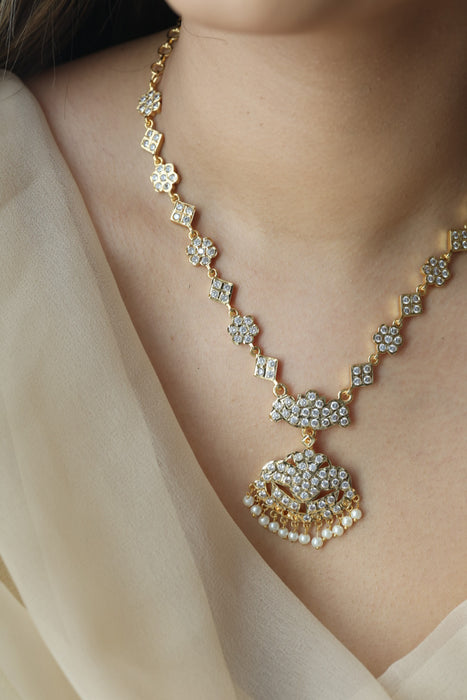 Heritage gold plated white stone short necklace H1289
