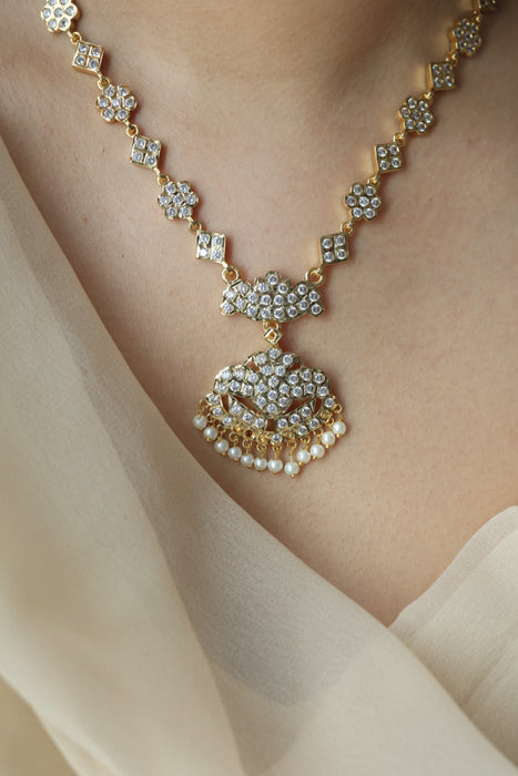 Heritage gold plated white stone short necklace H1289