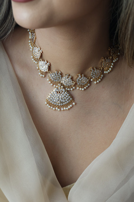 Heritage gold plated white stone short necklace H723