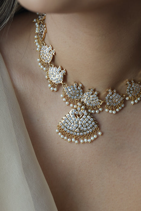 Heritage gold plated white stone short necklace H723