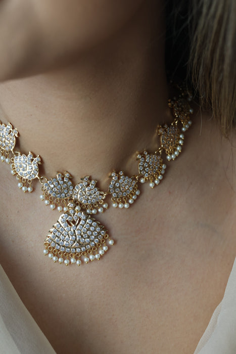 Heritage gold plated white stone short necklace H723