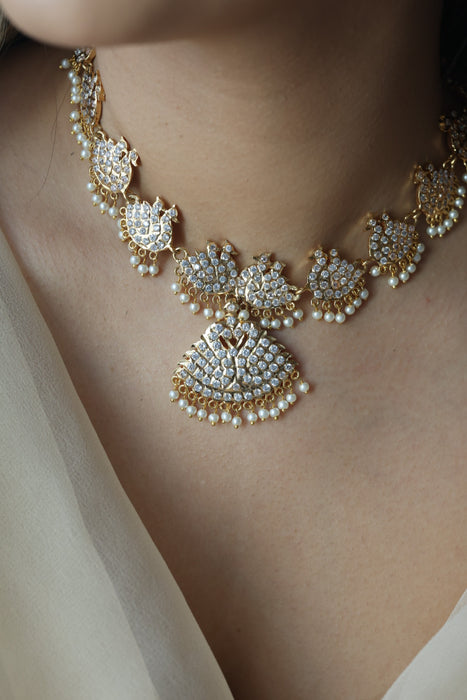 Heritage gold plated white stone short necklace H723