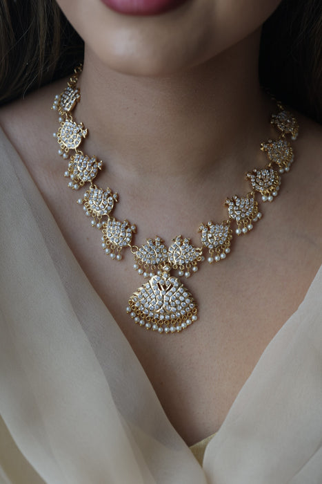 Heritage gold plated white stone short necklace H723
