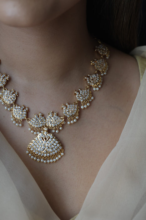 Heritage gold plated white stone short necklace H723