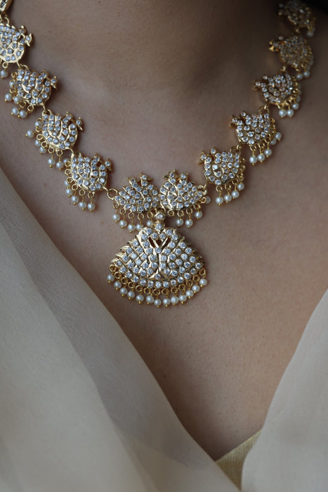 Heritage gold plated white stone short necklace H723