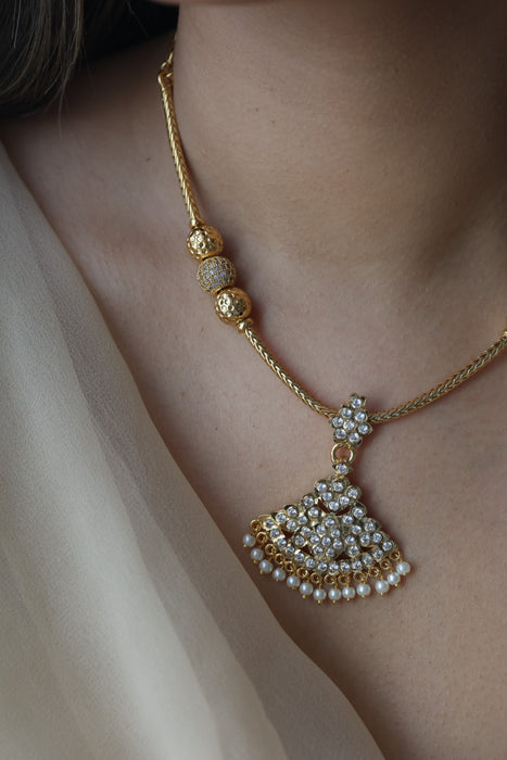 Heritage gold plated white stone short necklace H265