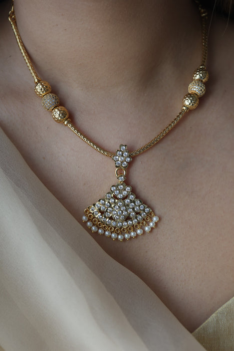 Heritage gold plated white stone short necklace H265