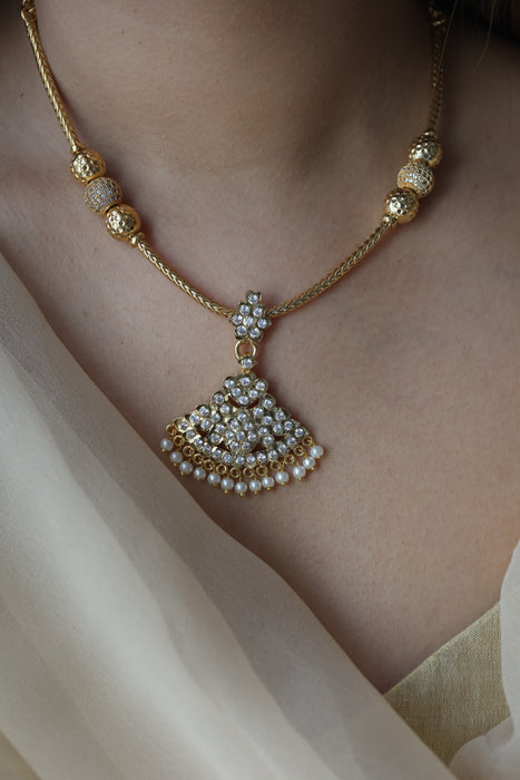 Heritage gold plated white stone short necklace H1672