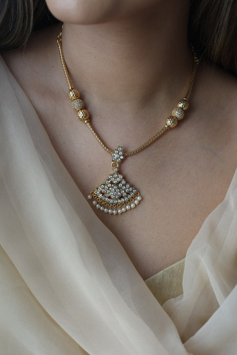 Heritage gold plated white stone short necklace H265