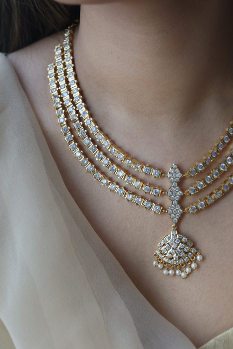 Heritage gold plated white stone layer short necklace H9292