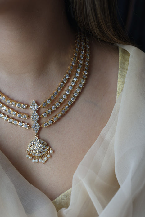 Heritage gold plated white stone layer short necklace H9292
