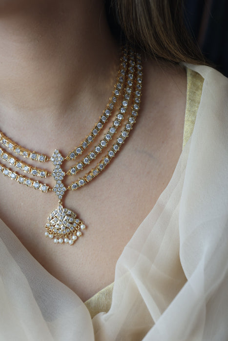 Heritage gold plated white stone layer short necklace H9292