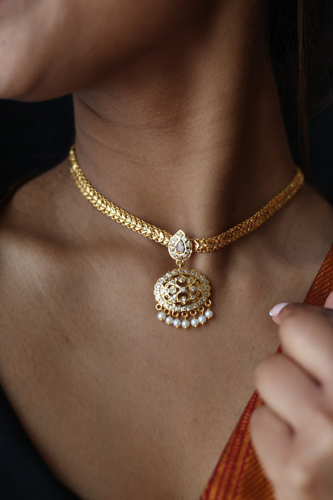 Heritage gold plated white stone short necklace H511