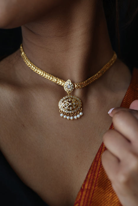 Heritage gold plated white stone short necklace H511