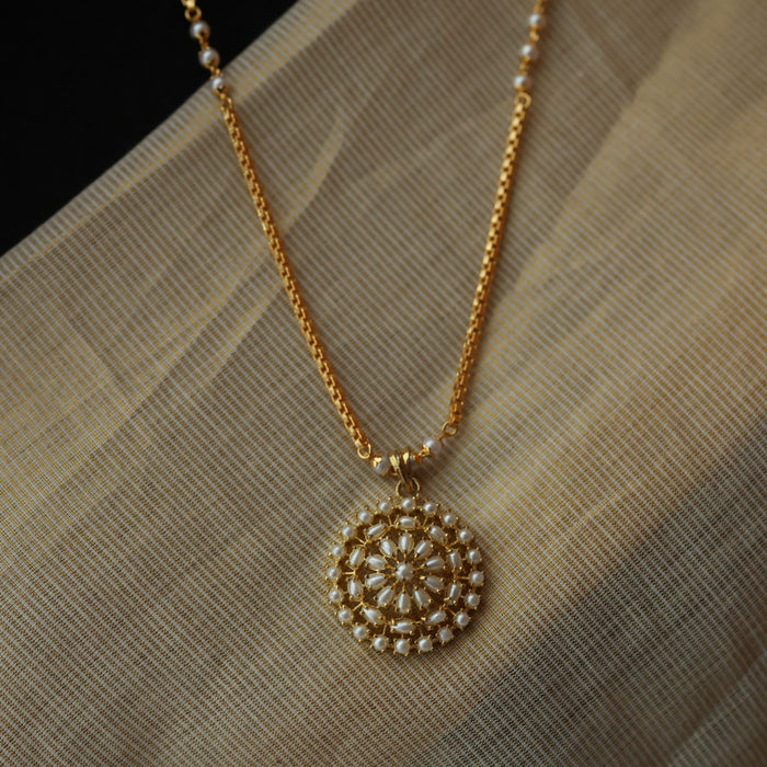 Heritage gold plated pearl pendant long chain HC456