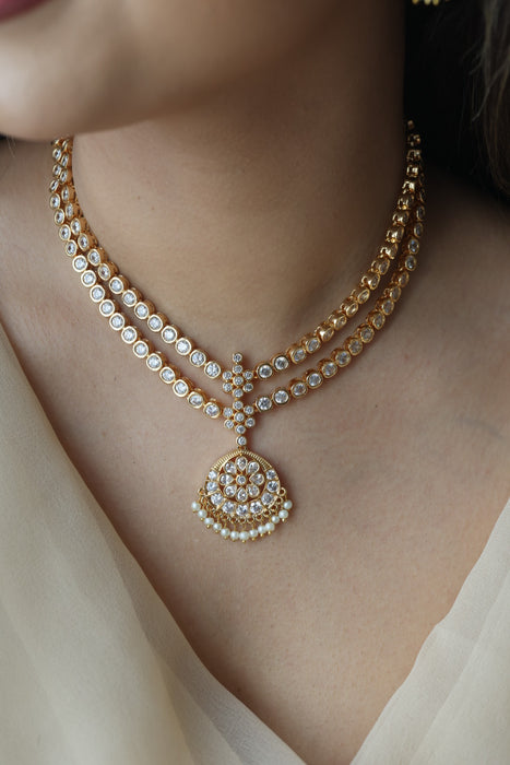 Heritage gold plated white stone layer short necklace H7883