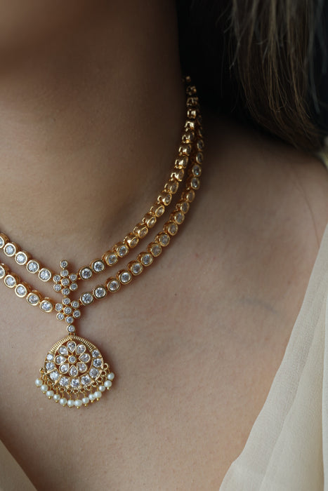 Heritage gold plated white stone layer short necklace H7883
