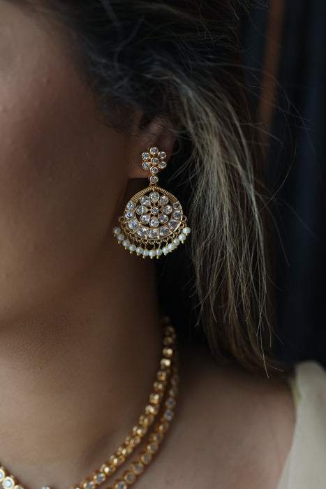 Heritage gold plated white stone layer short necklace H7883